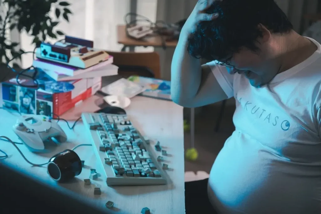 頭を抱える男性